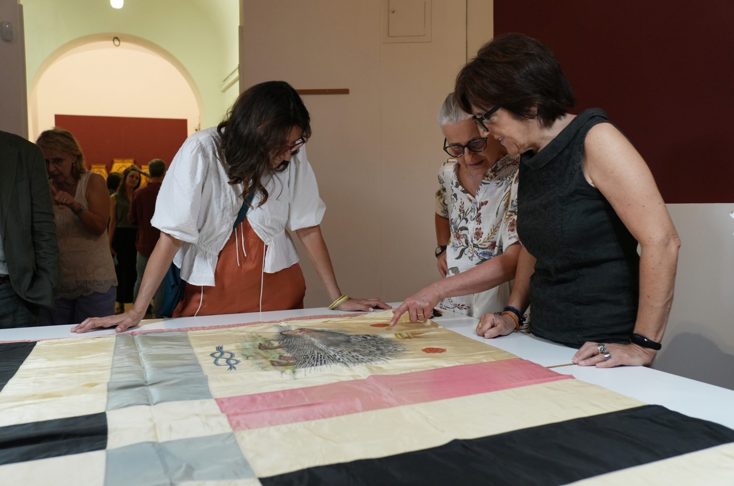 1. Restoration of the flag of the Sovereign Contrada dell'Istrice, construction site opened at the Pinacoteca Nazionale di Siena, 2025, ©ICPI.