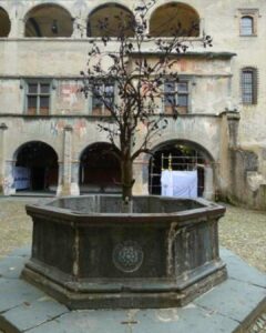 Castello di Issogne. Concluso il restauro della Fontana del melograno capolavoro in ferro battuto dell’inizio del XVI secolo